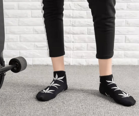 Chaussettes noires avec feuilles de cannabis blanches - Le Fermier CBD®