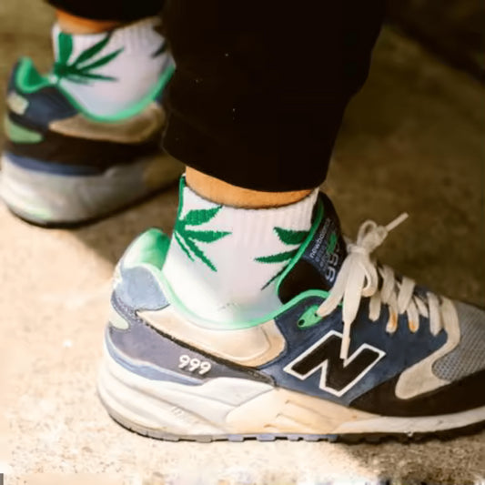 Chaussettes blanches avec feuilles de cannabis vertes - Le Fermier CBD®